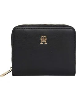 Porte-monnaie noir en matière lisse pourvu du logo de la marque