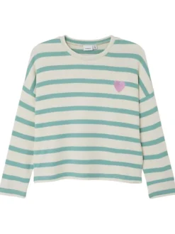 Pull à rayures bicolores avec une coupe large un col rond et un cœur brodé