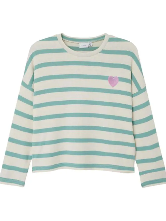 Pull à rayures bicolores avec une coupe large un col rond et un cœur brodé