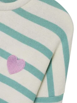 Pull à rayures bicolores avec une coupe large un col rond et un cœur brodé