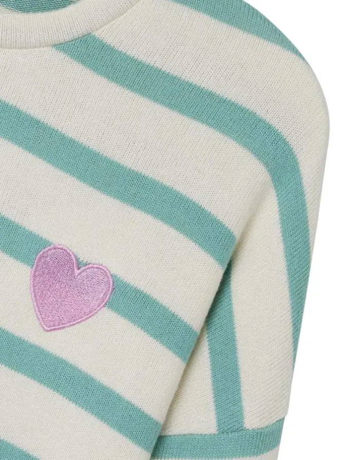 Pull à rayures bicolores avec une coupe large un col rond et un cœur brodé