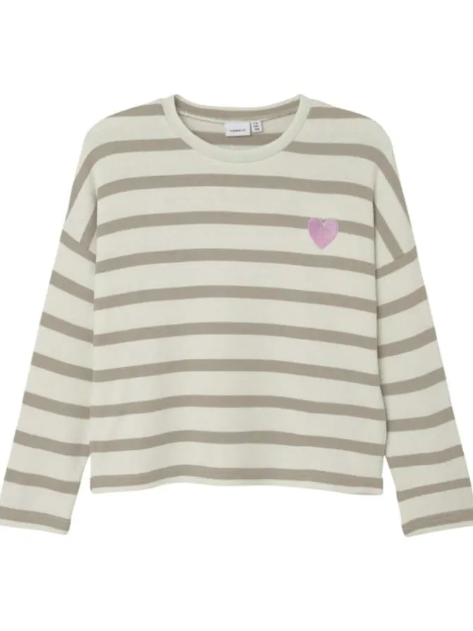 Pull à rayures bicolores avec une coupe large un col rond et un cœur rose brodé