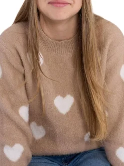 Pull beige en maille avec une coupe droite et des cœurs blancs imprimés