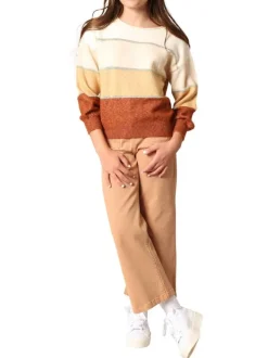 Pull beige en maille tricotée avec un col rond et des manches longues