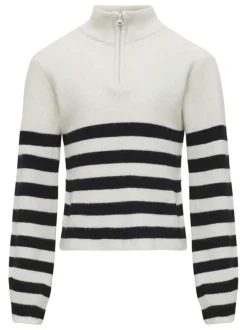 Pull blanc rayé en noir avec une coupe droite à col camionneur