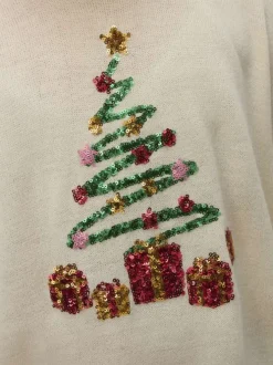 Pull écru avec un motif de noël en sequins brodés multicolores