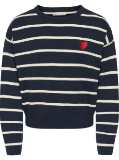 Pull marine rayé avec une coupe droite à col rond et des manches longues