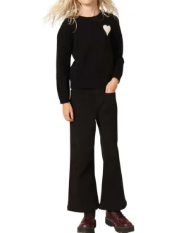 Pull noir en maille tricotée avec un col rond et des manches longues