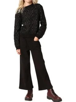 Pull noir en maille tricotée avec un col rond et des manches longues