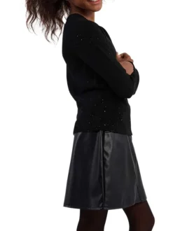 Pull noir pailleté en maille fine avec une coupe droite et un col rond