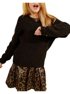 Pull noir uni avec une coupe droite à col v et des manches longues