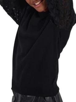Pull noir uni en maille ajourée avec une coupe droite et un col rond