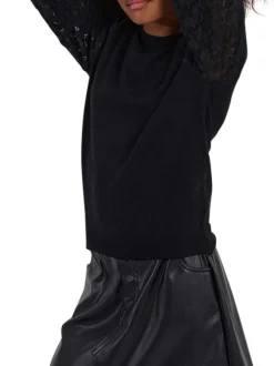 Pull noir uni en maille ajourée avec une coupe droite et un col rond