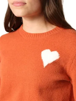Pull orange en maille tricotée avec un col rond et des manches longues