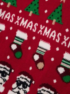 Pull rouge avec une coupe droite un col rond et un imprimé noël