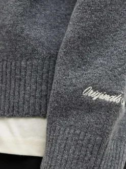 Pull anthracite uni en maille fine avec un col camionneur et des manches longues