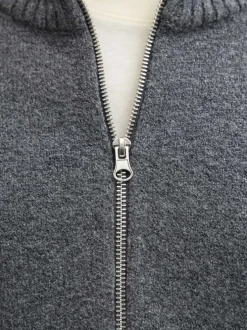 Pull anthracite uni en maille fine avec un col camionneur et des manches longues