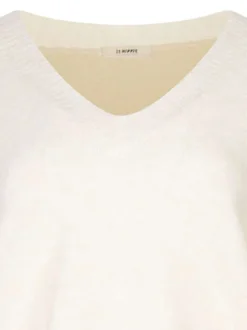 Pull beige brodé avec un col v et des manches longues