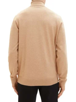 Pull beige chiné avec une coupe droite un col roulé et à manches longues