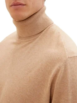 Pull beige chiné avec une coupe droite un col roulé et à manches longues