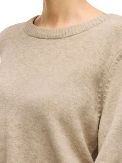 Pull beige clair en maille chinée avec un col rond en bord-côte
