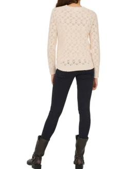 Pull beige en maille ajourée pourvu d'un col rond et de manches longues