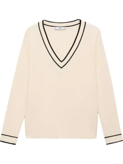 Pull beige en maille fine avec une coupe droite et un col v rayé