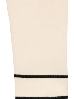 Pull beige en maille fine avec une coupe droite et un col v rayé