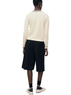 Pull beige en maille fine avec une coupe droite et un col v rayé