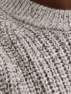 Pull beige en maille tricotée avec une coupe droite et un col rond