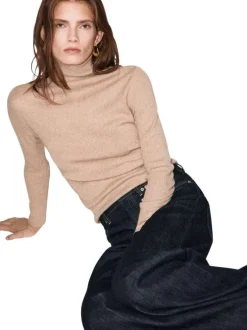 Pull beige en maille tricotée pourvu d'un col montant et de manches longues
