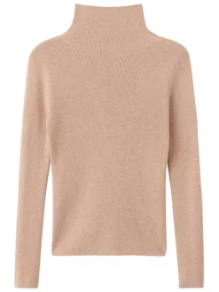 Pull beige en maille tricotée pourvu d'un col montant et de manches longues