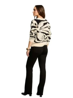 Pull beige imprimé avec une coupe droite à col rond et des manches longues