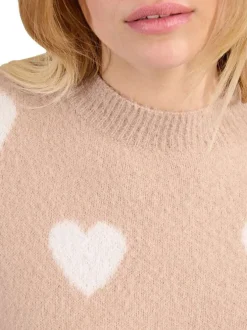 Pull beige à motifs coeurs avec une coupe droite et un col rond