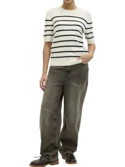 Pull beige orné d'un motif à rayures noires et pourvu d'un col rond