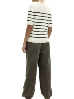 Pull beige orné d'un motif à rayures noires et pourvu d'un col rond