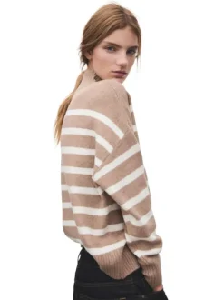 Pull beige à rayures blanches avec une coupe droite et un col montant
