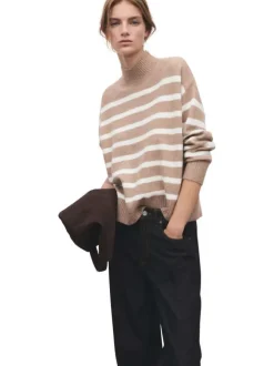Pull beige à rayures blanches avec une coupe droite et un col montant