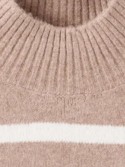 Pull beige à rayures blanches avec une coupe droite et un col montant