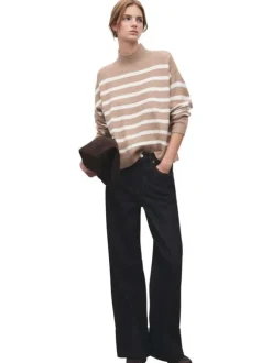 Pull beige à rayures blanches avec une coupe droite et un col montant