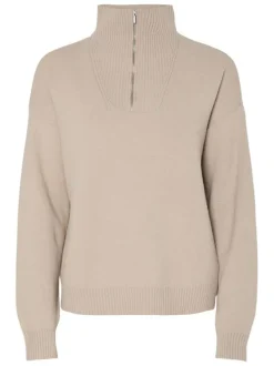 Pull beige uni avec un col montant zippé et des manches longues