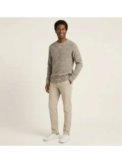 Pull beige uni avec une coupe droite à col rond et des manches longues