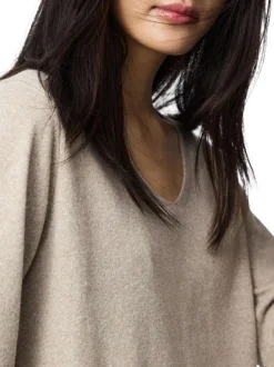 Pull beige uni avec une coupe droite et des manches longues