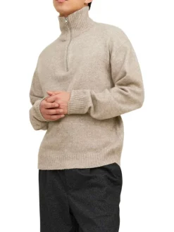 Pull beige uni avec une coupe droite et un col montant zippé