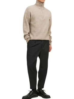 Pull beige uni avec une coupe droite et un col montant zippé
