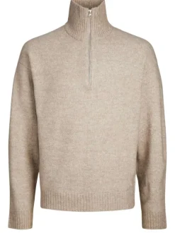 Pull beige uni avec une coupe droite et un col montant zippé