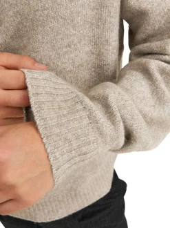 Pull beige uni avec une coupe droite et un col montant zippé