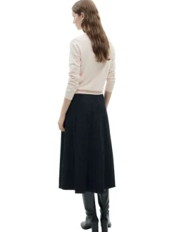 Pull beige uni avec une coupe droite et un col rond à manches longues
