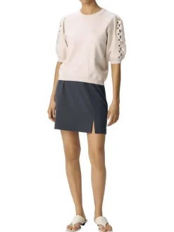 Pull beige uni à coupe droite avec un col rond et des manches courtes