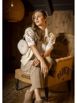 Pull beige uni à coupe droite avec un col rond et des manches courtes